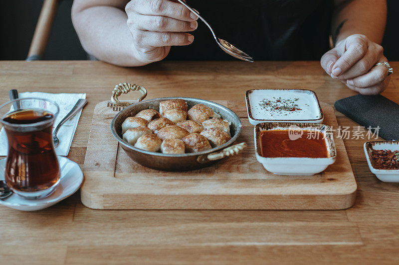 波斯尼亚酸奶和油炸黄油酱的糕点Manti / Bosnak Borek，传统的土耳其糕点馅肉末，烘焙糕点食品，肉馅饼